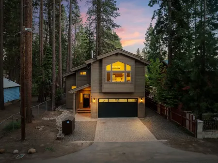 One Block to Restaurants/Brewery/Beach; 8 Min to Skiing. Modern Mountain Luxury. Отели рядом с достопримечательностью «Государственная зона отдыха Кингс Бич»