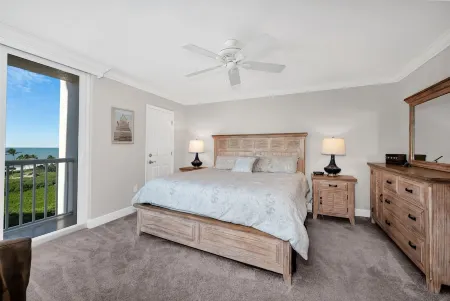 Luxurious Beach Front Condo with Spectacular Views!