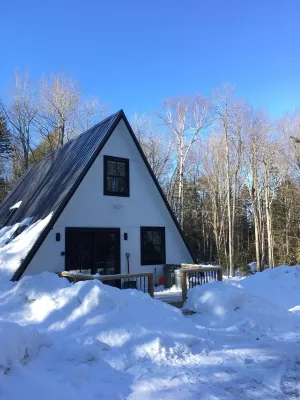 Beautiful Modern A-Frame in Southern Vermont is The Place To BE! 위팅햄 호텔