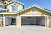 Split-level NW Bakersfield Home with Outdoor Oasis Hotels near River Walk