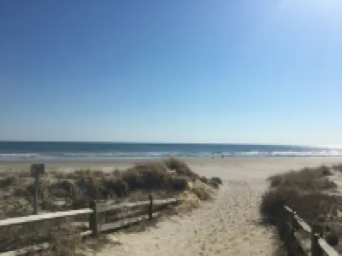 Cozy and Roomy Beachside Bungalow in Sea Isle 海島城酒店