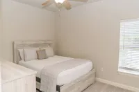 Hotty Toddy! Newly Renovated 2 Bedroom, 2 Bathroom. Walk to Grove! 1st Floor. - 2 stjerner
