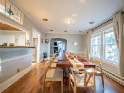Modern Antique 5BR Home w/ Expansive Master Suite 諾威奇酒店