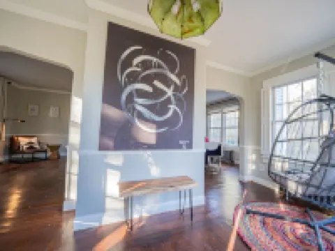 Modern Antique 5BR Home w/ Expansive Master Suite 諾威奇酒店