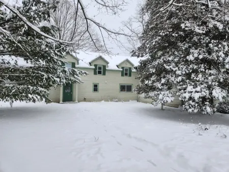 Remodeled Unit #2, 7 min to Great Barrington, 12 min to Ski Resorts & Trails