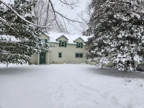 Remodeled Unit #2, 7 min to Great Barrington, 12 min to Ski Resorts & Trails