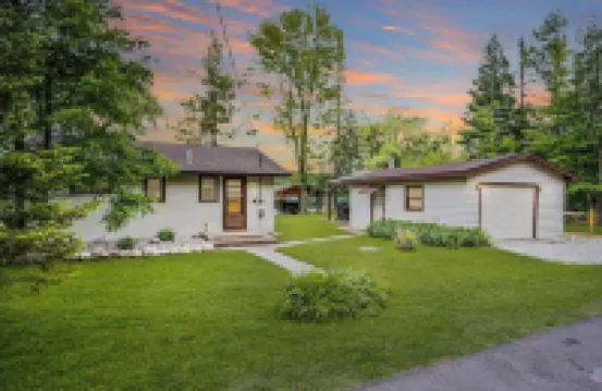 Clam Lake Waterfront Cottage