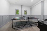 Newly renovated 1950's leelanau trail side cottage