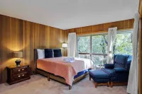 Relaxing luxury custom home 3,000 square ft close to hiking, fishing, downtown