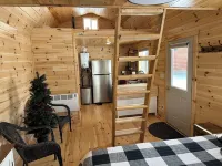 Cozy Tiny Home. 30 mins from Lost Trails Ski Area and 30 mins from Salmon.