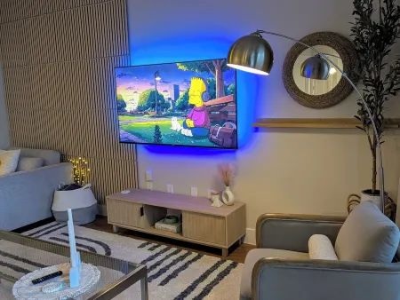 Hidden Gem in CityPlace for executives - comfortably designed with Pool and Gym