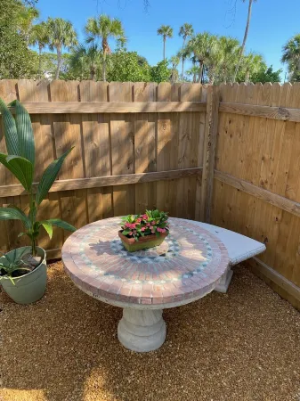 Explorers Retreat in Jupiter Inlet Village Отели рядом с достопримечательностью «Uptown Art Jupiter»