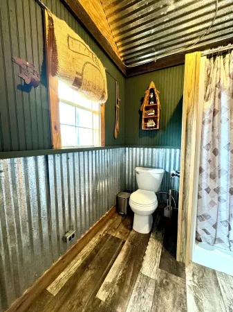 Cabin 2 - Cozy Lake View Retreat with Free Fishing, Marina Access, Free Fishing