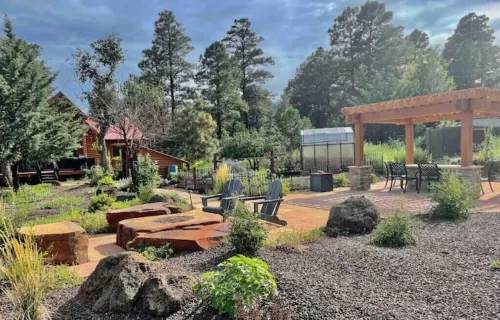 Cheerful Cabin with large stone patio and hot tub, next to trails!! Hotels in Coconino County