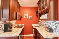 Enjoy the downtown vibe at the Yamhill Flats: Suite 3 Hotels in Newberg