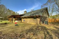 Kenny's Mountain Hideaway w/ Hot Tub, Arcade, Fireplace, Views, & 11 King Beds 와일더네스 앳 더 스모키스 주변 호텔