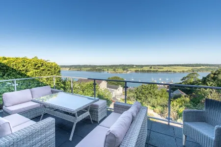 Beautiful family home with fantastic views over the Menai straits Отели рядом с достопримечательностью «Парк Гринвуд Фэмили»