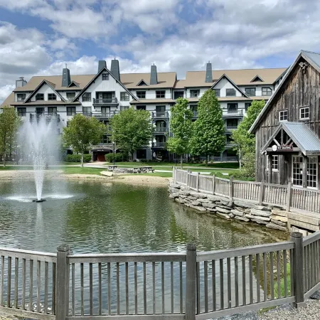 Luxury Condo*Hot Tub*Pool*Fireplace*Walk to Lifts*Near Golf Course & Fitness Ctr