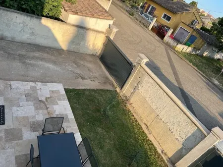 Villa Sous l'Olivier de Provence. Modern, family-friendly, and close to Avignon.