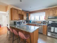 Tufts 4BD/2BA - 5.MIN to Harvard&Boston / Free Parking / Walk to Subway Hotels in Somerville