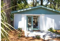 Cozy cottage overlooking Talahi Lake in Savannah GA with a pirate ship clubhouse Hotels near Butterbean Beach