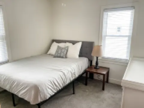 Cozy Home-Close to Lake & Centrally Located! フェアモントのホテル