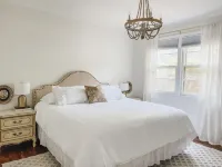 High Point Hideaway - across from The Hub! Hotels near Great China Food Market