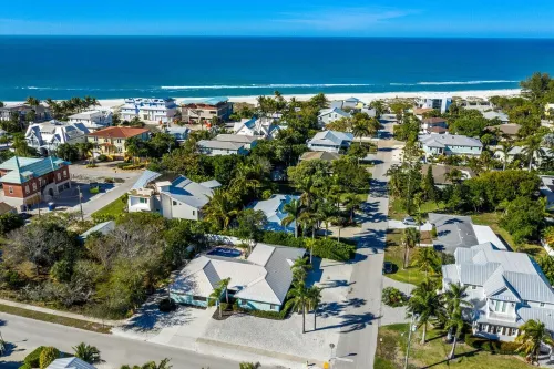 Single Level Home- 1 Minute Walk to the Beach- 5 minute walk to Restaurant/Shops - 2-Star