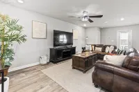 Modern & Cozy ☀ Close to Beach ☀ 4 Bedrooms ☀ 2 Full Baths Hotels in Foley