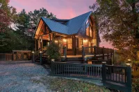 STUNNING mountain views facing sunset, hot tub, 3 king bedrooms + attached baths