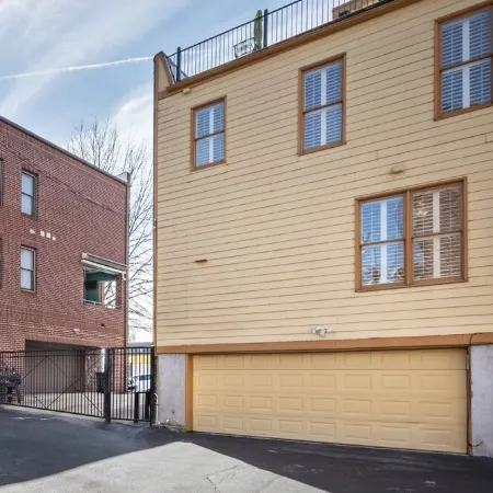Downtown Memphis Private Garage & Roof Top Patio Walk 2 blocks to Beale Street