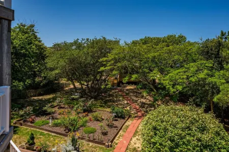 Coastal Chic Tiny House with Hottub, Kayak, Bikes and Sub's
