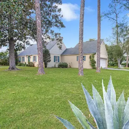 Hot tub, pool, bbq, game room near downtown