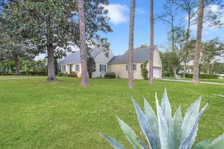 Hot tub, pool, bbq, game room near downtown