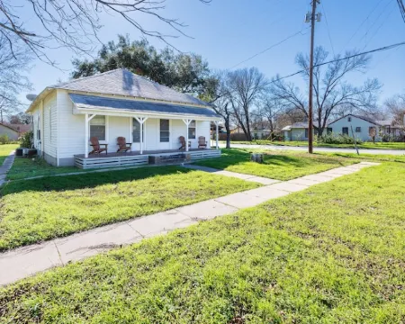 Charming 3-bedroom house with AC and WiFi in fabulous Luling Hotels in Luling