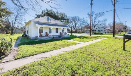 Charming 3-bedroom house with AC and WiFi in fabulous Luling Отели в г. Лулинг