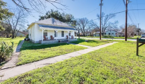 Charming 3-bedroom house with AC and WiFi in fabulous Luling Hotels in Luling