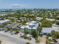 Villa Rozafa Cozy,spacious,walking distance from downtown white sandy beach. -  Casas de vacaciones