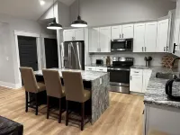 Modern 3 BR home, interior lot near Lake Keowee, Clemson, Walhalla, Seneca.