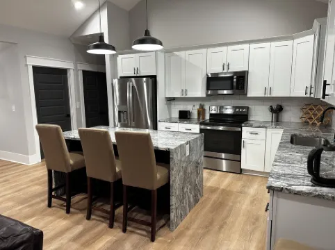 Modern 3 BR home, interior lot near Lake Keowee, Clemson, Walhalla, Seneca.