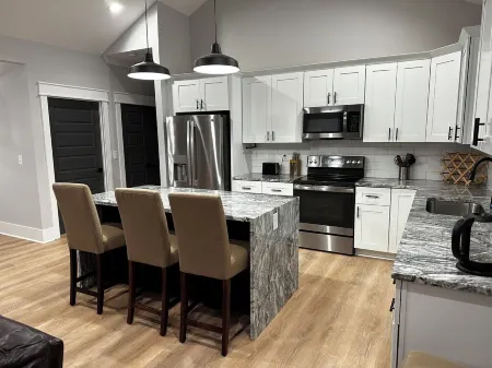 Modern 3 BR home, interior lot near Lake Keowee, Clemson, Walhalla, Seneca. Отели рядом с достопримечательностью «Кеауи Марина»