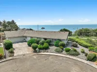 Easy Beach Access, Spacious Decks & Striking Ocean Views - Harris Beach Overlook
