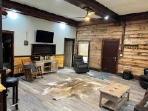 Comfortable cabin. French Lick. Close to everything. Pet friendly. WiFi. Acerage Hotels in Orange County