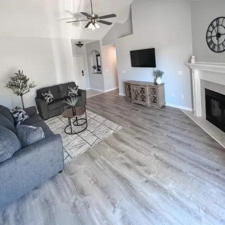 Family Friendly House- Close to Branson & Springfield,MO with king size bed