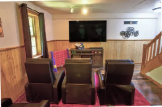 Cozy cabin with mtn view and an awesome media room in charming Townsend.