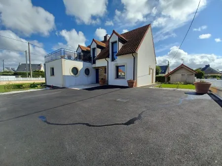 WATERFRONT HOUSE, 50 M FROM THE BEACH