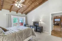 On the LakeLake Living is all about the Lake views, sunsets and the dock! Forsyth County 호텔