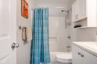 Cheerful Sound Side Condo