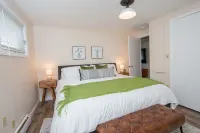 Spacious Retreat, High Speed Wi-Fi! Walk To Lake and Camp of the Woods!
