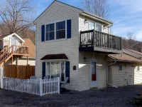 Peace and Quiet at the South Shore! with Lake Access and Dock for Boat. Hotels in Conesus